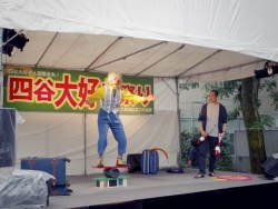 写真:大道芸の発表の様子