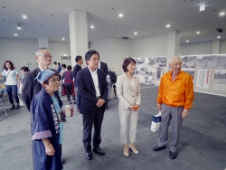 写真:展示パネルを見る丸川大臣