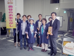 写真:四谷お宝さがしの皆さんと記念撮影