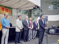 写真:吉住区長と地域の皆さんのあいさつ