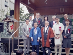 写真:来賓全員による記念撮影