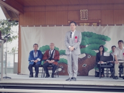 写真:あいさつする吉住区長