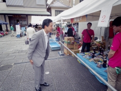 写真：全龍寺模擬店を視察する吉住区長