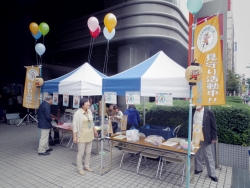 写真：大久保まつり本部近くの様子