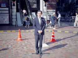 写真:あいさつする吉住区長