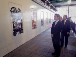 写真:壁面を鑑賞する吉住区長