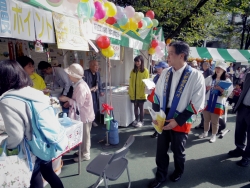 写真:会場を視察する吉住区長
