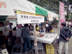 写真:伊那市の工作体験ブース