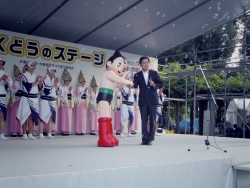 写真:閉会式でアトムくんと吉住区長