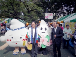 写真:伊那市マスコットと伊那市長との記念撮影