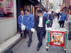 写真：ゴミ拾いに参加する吉住区長