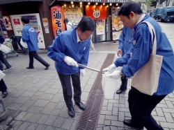 写真：ゴミ拾いに参加する吉住区長