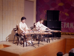 写真:オープニング前の琴の演奏