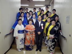 写真:小野花子さんと新宿区民踊連盟の皆さん
