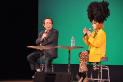 写真:トークショー 左・相澤正久社長、右・ヴィヴィアン佐藤さん