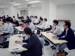 写真:区長講話を聴く研修受講生