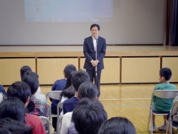 写真：小中学生フォーラムであいさつする吉住区長