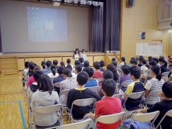 写真：小中学生フォーラムで発表する児童