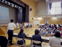 写真:児童の質問に応える吉住区長