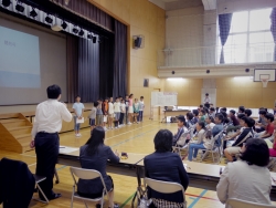 写真：児童の質問に応える吉住区長