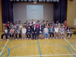 写真：小中学生フォーラム参加児童と記念撮影