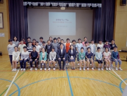 写真:小中学生フォーラム参加児童と記念撮影