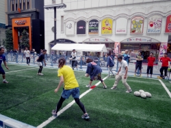 写真:ストリートラグビーを楽しむ参加者