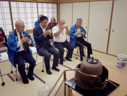 写真:お茶を飲みながら話をする吉住区長