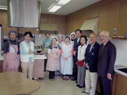 写真:四谷地域の皆さんと記念撮影
