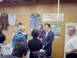 写真:展示内容の説明を受ける吉住区長