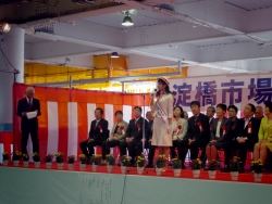 写真:物産のPRをする女性