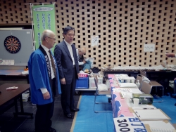 写真:展示ブースに関して説明を受ける吉住区長