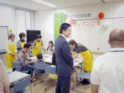 写真:館内を視察する吉住区長