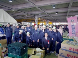写真:新宿西戸山中の生徒たちと吉住区長