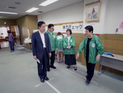 写真:体力チェックに参加する吉住区長