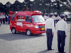 写真:各消防団のポンプ車行進