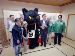 写真:地区協の皆さんと吉住区長