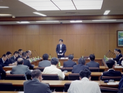 写真:検討会委員へ考え方を表明する吉住区長
