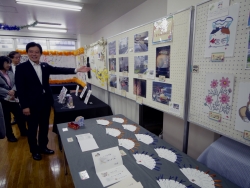 写真:施設利用者の展示を視察する吉住区長