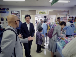 写真:展示について説明を受ける吉住区長