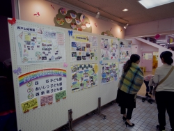 写真:子育て研修会場入口
