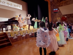 写真:子どもたちも一緒に合唱