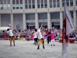 写真:オープニングでのダンスパフォーマンス