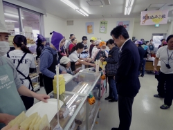 写真:パンの販売の様子