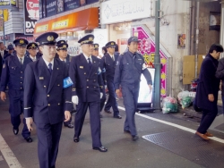 写真：消防総監と吉住区長の歌舞伎町視察