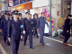 写真:消防総監と吉住区長の歌舞伎町視察