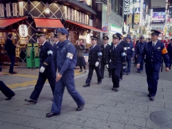 写真:歌舞伎町一斉立入検査の様子