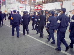 写真:一斉立入検査を行う関係者