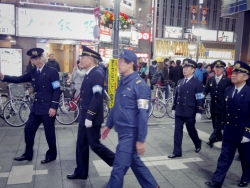 写真:説明を受ける吉住区長と消防総監
