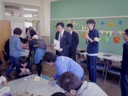写真:館内を視察する吉住区長